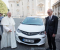 Opel Ampera-e dla papieża: pierwszy krok w stronę ograniczenia emisji CO2 w Watykanie
